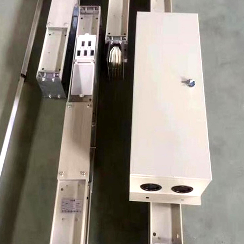 Plug in bus duct
